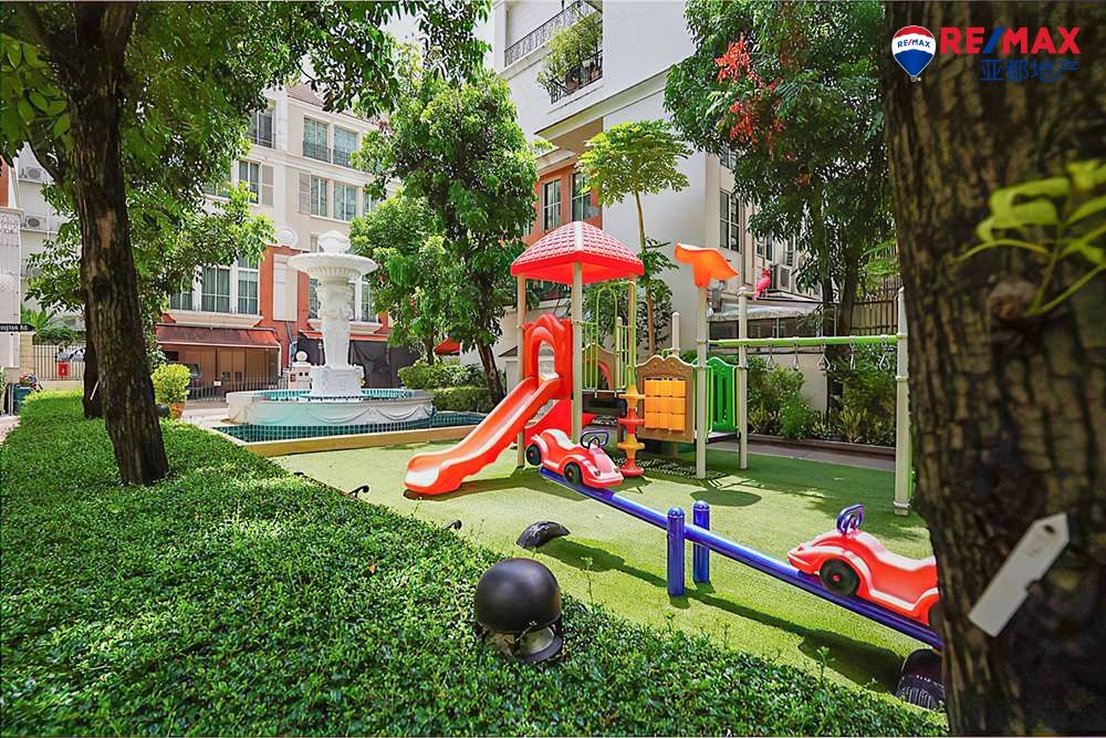 曼谷联排豪华别墅4卧5卫345平方米出售 Spacious 4-Bedroom Townhouse for Sale in Baan Klang Krung Thonglor
