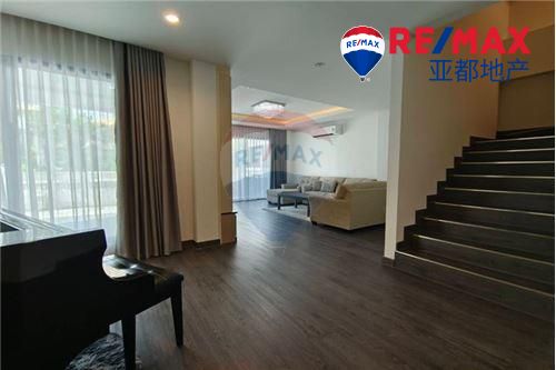曼谷市中心三层别墅330平方米4卧5卫出售 For sale single house 3 stories 4 bedrooms in Sukhumvit 65. 