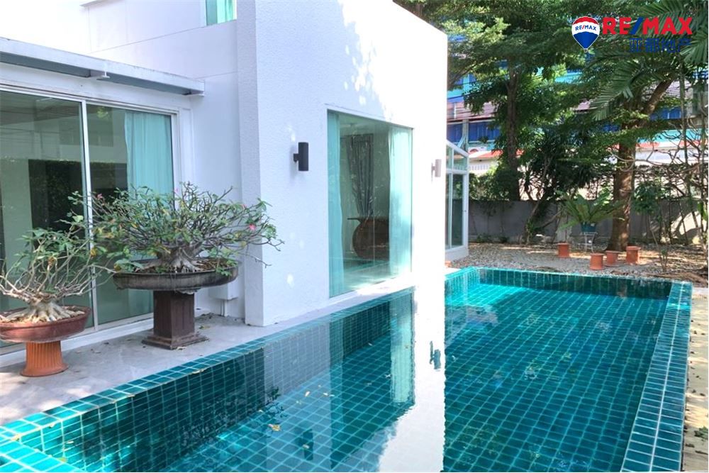曼谷Pattanakarn舒适漂亮高性价比泳池别墅出售 A homey house for rent with a swimming pool in with great value.