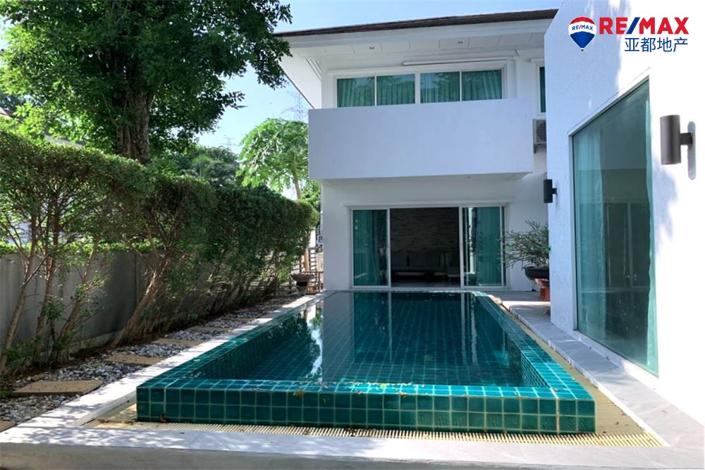 曼谷Pattanakarn舒适漂亮高性价比泳池别墅出售 A homey house for rent with a swimming pool in with great value.