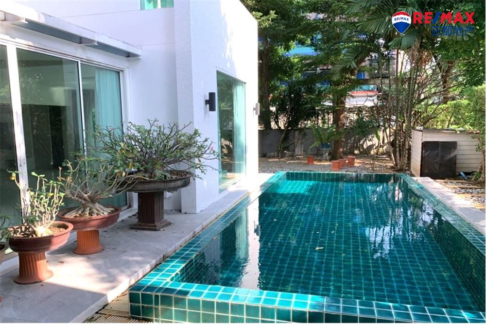 曼谷Pattanakarn舒适漂亮高性价比泳池别墅出售 A homey house for rent with a swimming pool in with great value.