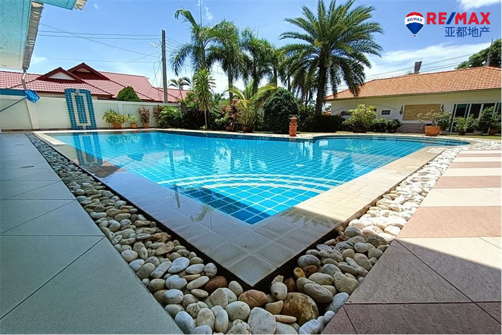 芭提雅豪华泳池别墅1200平方米5卧4卫出售 Beautiful Resort-Style Pool Villa in Silverlake Ar
