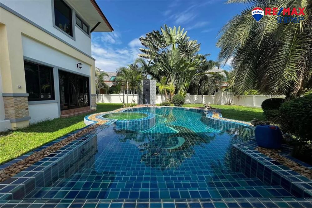 芭提雅汇雅杜斯特双层泳池别墅283平方米4卧4卫出售 Two-Storey House in Baan Dusit Pattaya Lake