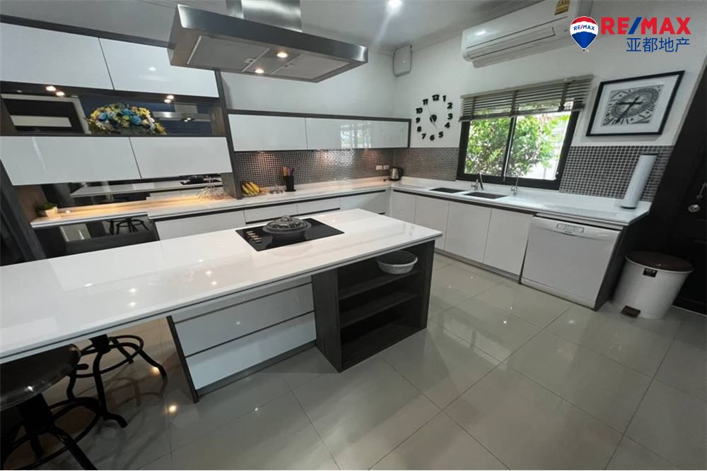 芭提雅班杜斯特泳池别墅340平方米3卧3卫出售 Beautiful luxury Style House in Baan Dusit Pattaya