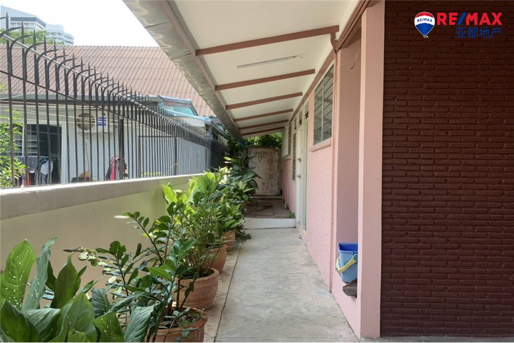芭提雅东区私人别墅126平方米3卧3卫出售 3 Bedroom House For Sale at Jomtien Pattaya
