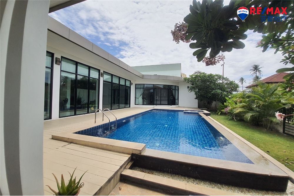 芭提雅现代泳池别墅2332平方米3卧3卫出售 A Modern Single House with Private Pool for Sale 