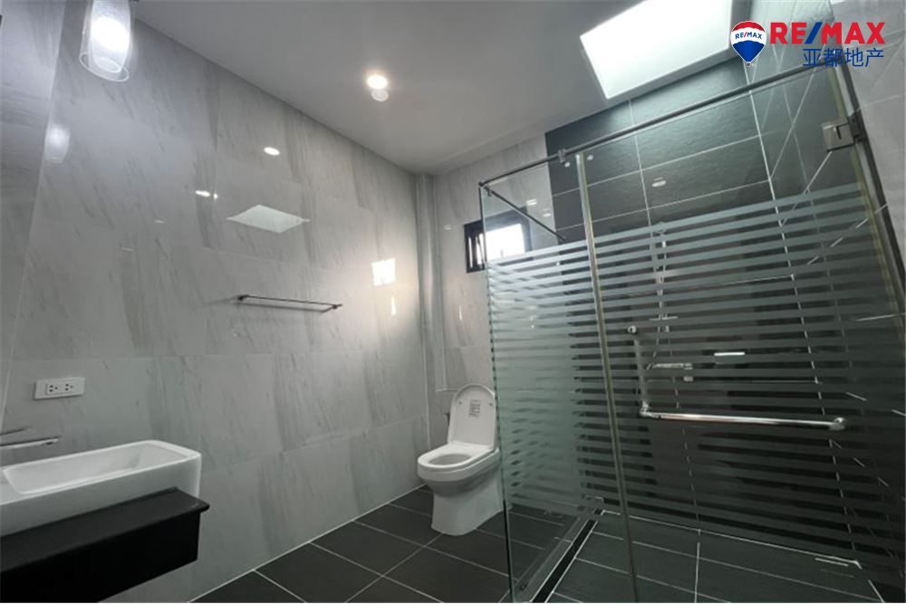 芭提雅生态别墅256平方米3卧2卫出售 3 Bedroom 2 Bathroom House in Baan Dusit Garden