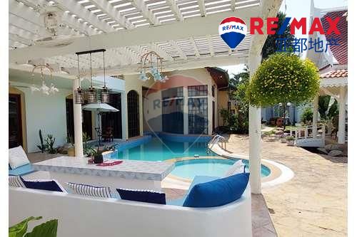 芭提雅泳池别墅1591平方米5卧5卫出售 Stunning 5-Bedroom Italian-Style Pool Villa