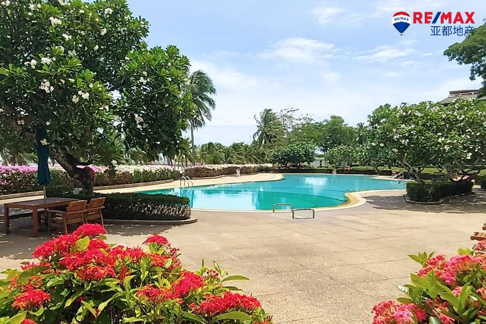 芭提雅纳中天Baan Somprasong公寓175平方米2卧3卫出售 Two-bedroom sea access Condo, with tropical garden