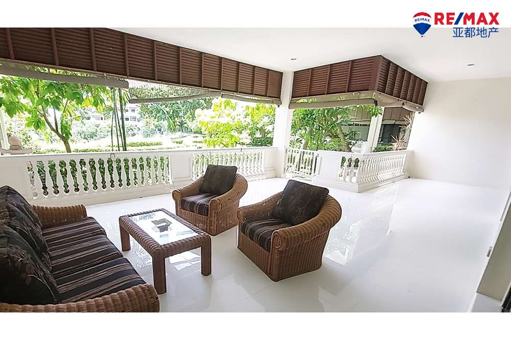 芭提雅纳中天Baan Somprasong公寓175平方米2卧3卫出售 Two-bedroom sea access Condo, with tropical garden