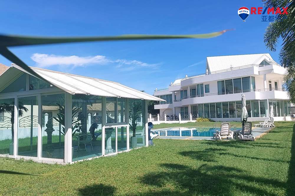 芭提雅东区El Grande现代3层泳池别墅1600平方米3卧4卫出售 Luxury three bedroom, modern style pool Villa