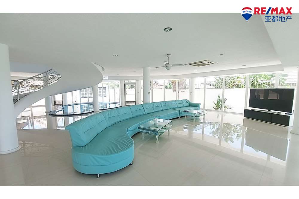 芭提雅东区El Grande现代3层泳池别墅1600平方米3卧4卫出售 Luxury three bedroom, modern style pool Villa