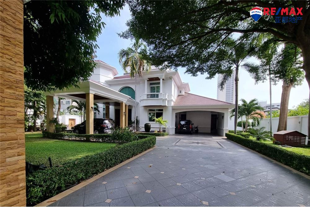 芭提雅帕山区泳池别墅750平方米7卧8卫出售 Grandiose Luxury Pool Villa in Pratumnak