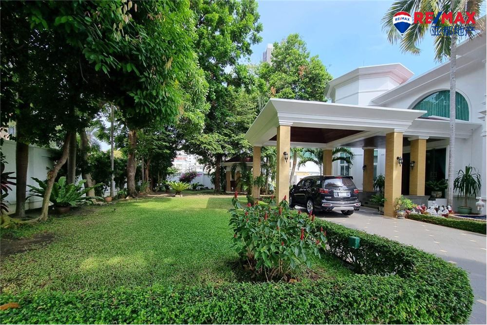 芭提雅帕山区泳池别墅750平方米7卧8卫出售 Grandiose Luxury Pool Villa in Pratumnak