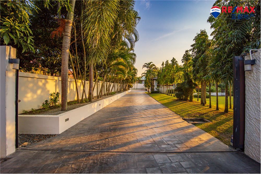 芭提雅邦萨雷海滩附近庄园970平方米9卧9卫别墅 Must see! Stunning estate near Bang Sarey Beach