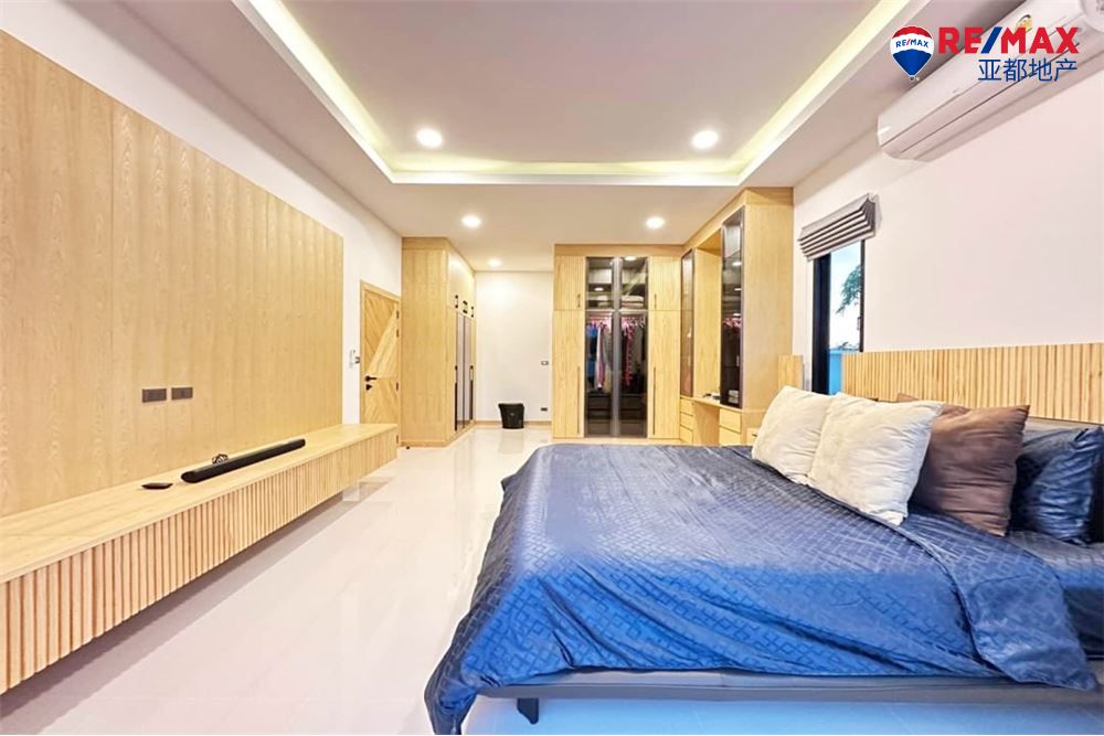 芭提雅泳池别墅250平方米3卧3卫出售 3 Bedroom Pool Villa in Huai Yai