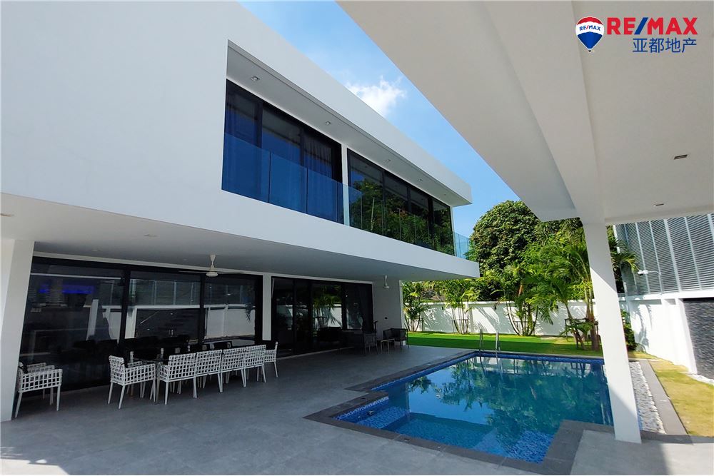 芭提雅豪华泳池别墅700平方米7卧10卫出售 Luxury 5 Bedroom Pool Villa in Pratumnak
