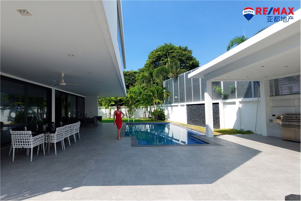 芭提雅豪华泳池别墅700平方米7卧10卫出售 Luxury 5 Bedroom Pool Villa in Pratumnak