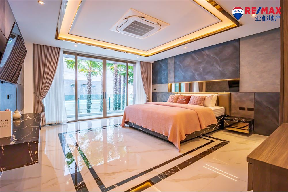 芭提雅东区Siam Royal View Estate豪华泳池别墅1101平方米7卧9卫出售 Luxurious, Modern Architectural Marvel!