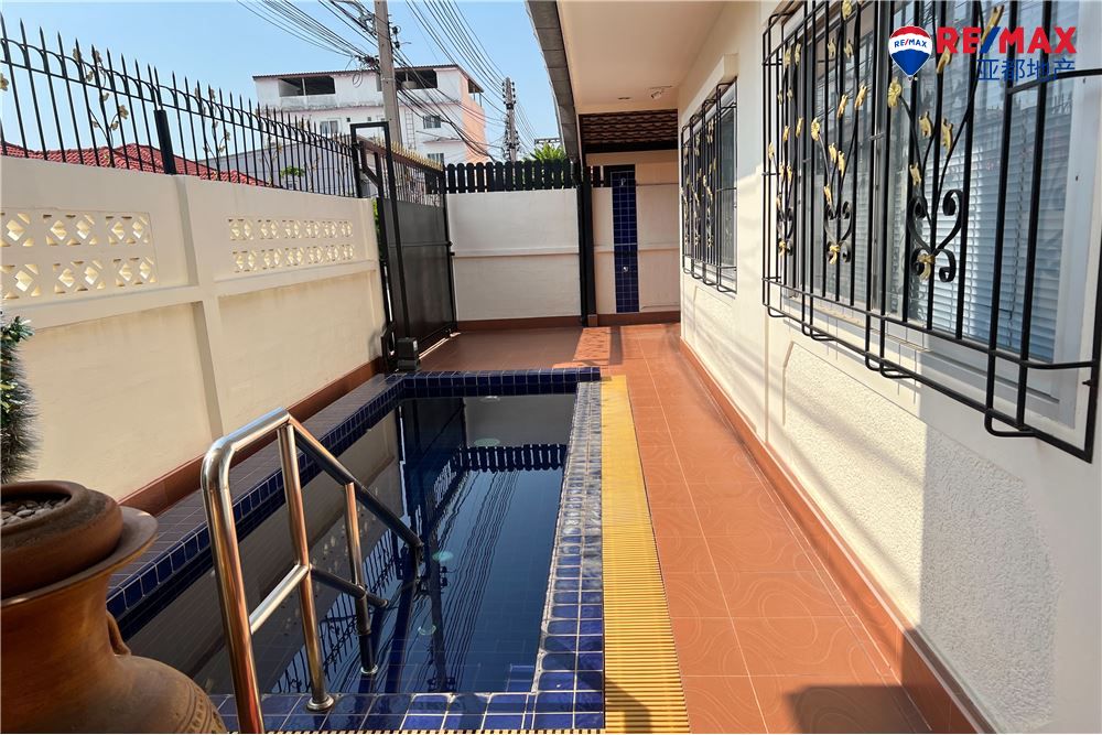 芭提雅泳池别墅256平方米3卧2卫出售  Lovely Pool Villa in busy area of East Pattaya!